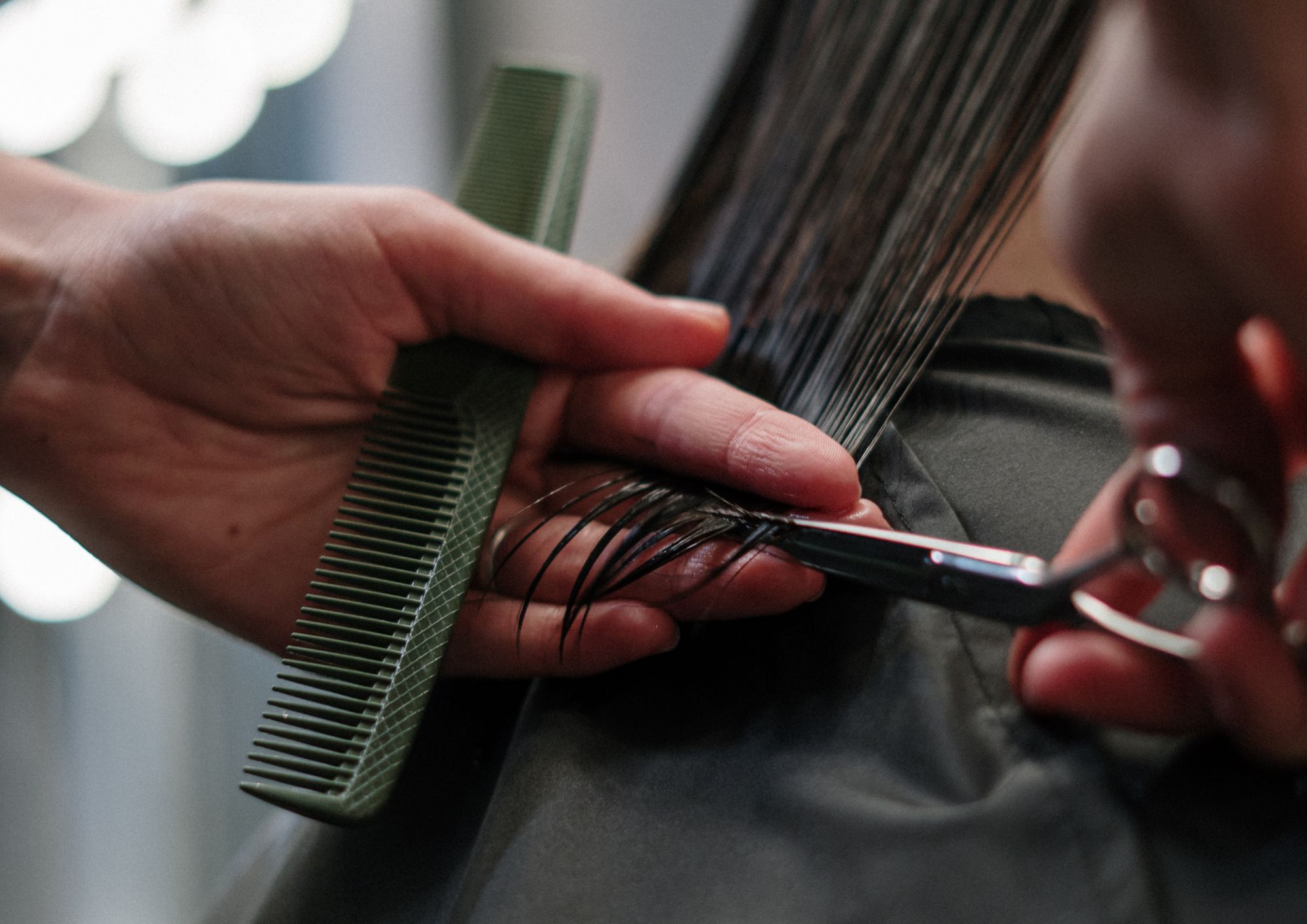 Cortándole el pelo a una de nuestra clientas