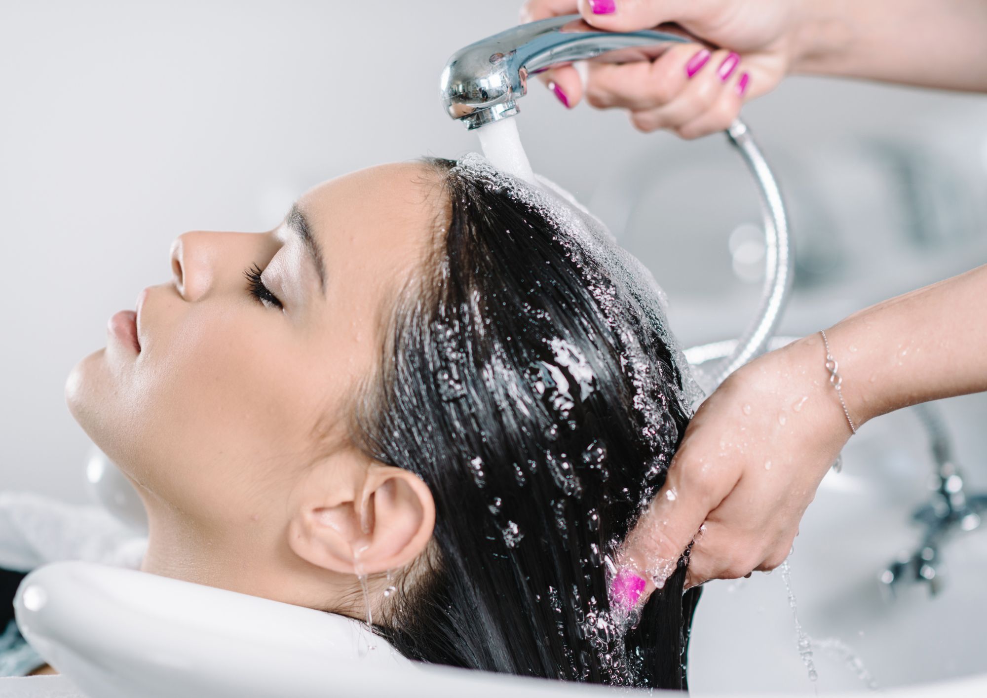 Lavado de pelo después de un rato puesto el tinte para hacer las mechas