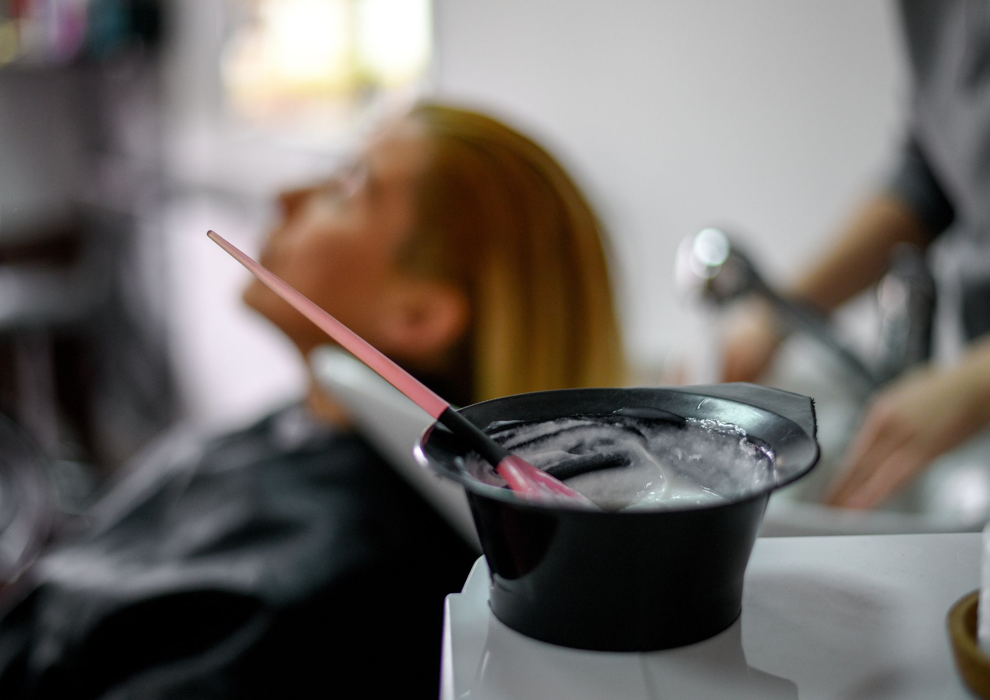 Tinte con el que se harán las mechas balayage en nuestra peluquería 