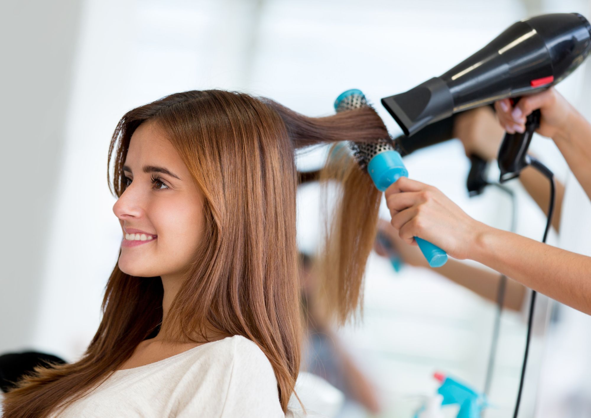 Peinando a una de nuestra clientas después de un día de pelu